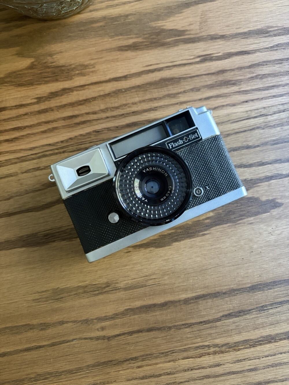 YASHICA Flash-O-Set 35mm Vintage Rangefinder Film Camera YASHINON f/4 40mm Lens